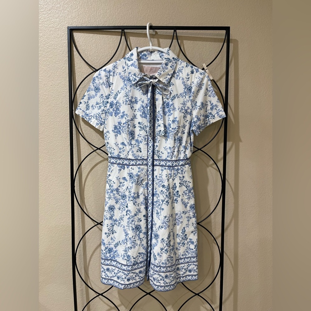 Gal Meets Glam button front dress with necktie & hidden pockets. Size 4.